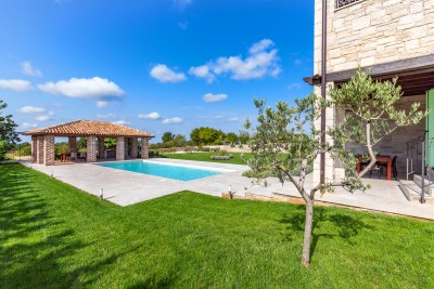 A stone villa with a pool in the traditional Istrian style 7