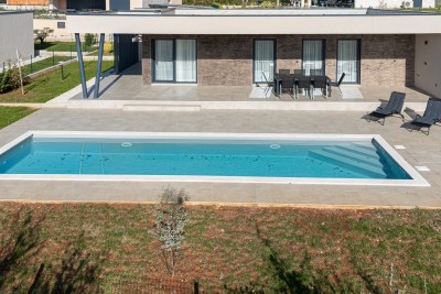 Moderna prizemnica s bazenom na mirnoj lokaciji 25