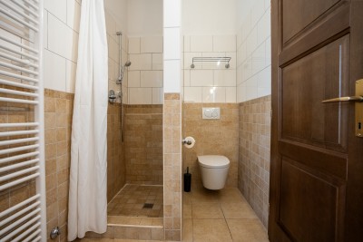 Mediteranska vila s prostranim vrtom i bazenom 37