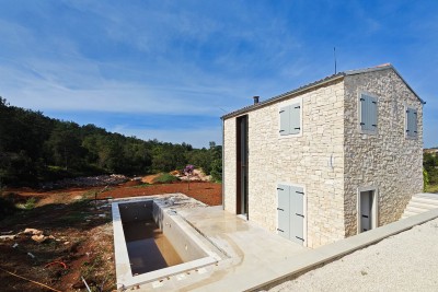 Nesvakidašnja kamena villa opremljena dizajnerskim namještajem na bajkovitoj lokaciji - u izgradnji 7