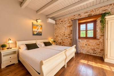 Poreč okolica, predivna kamena vila sa velikim vrtom 29