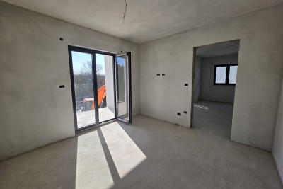 Poreč stan novogradnja 2S+DB, 1.5 km od mora, terasa, parking, podno grijanje 10