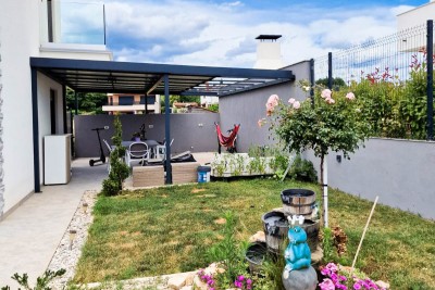 Moderna casa a schiera completamente attrezzata con cortile 9