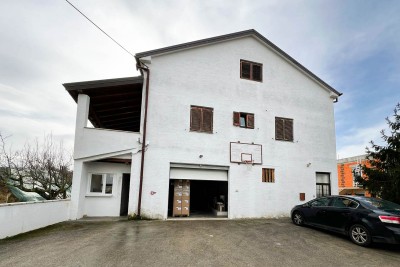 Commercial residential building with 5 separate apartments and a large hall near Poreč 28