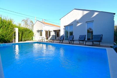 Ground floor house with swimming pool, 4 km from Poreč and the sea