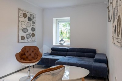 Renovirana kuća s bazenom u mirnom okruženju 10