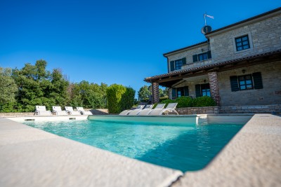 Mediteranska vila s prostranim vrtom i bazenom 5