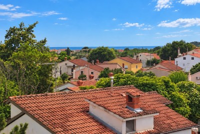 Kuća u nizu s pogledom na more i prostranom okućnicom od cca. 400 m² 3