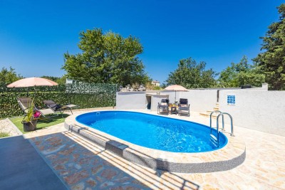 Una nuova casa arredata con piscina in una posizione tranquilla vicino a Parenzo 9