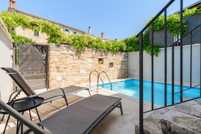 Istrian stone house in a row with a swimming pool 20