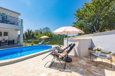 A new furnished house with a swimming pool in a quiet location near Poreč 11