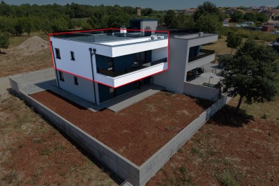NOVIGRAD – moderan stan s krovnom terasom i pogledom na more 14