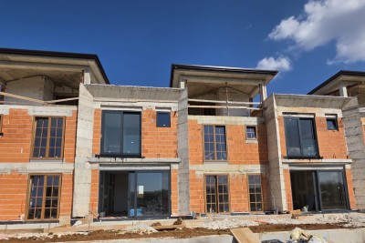 Mediteranska kuća u nizu 2km od centra Poreča i mora - u izgradnji 9