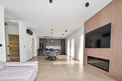 Moderna prizemnica s bazenom na mirnoj lokaciji 5