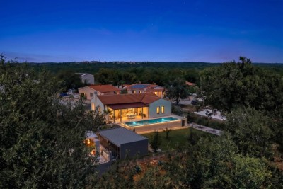 Moderna prizemnica s bazenom i prostranom uređenom okućnicom 34