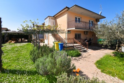 Geräumiges Familienhaus mit 3 separaten Wohnungen in der Nähe von Umag