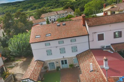 Ein einheimisches Steinhaus, das letzte in einer Reihe, mit einem Garten 33