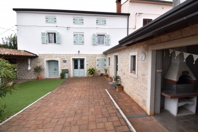 Una casa indigena in pietra, l'ultima della fila, con cortile 35