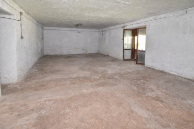 Investicijska prilika: kuća s građevinskim zemljištem za izgradnju 7 stanova, svega 700 m od mora 36