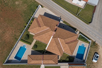 Dvojna kuća s bazenom i pomoćnim objektom u autentičnom istarskom okruženju 4