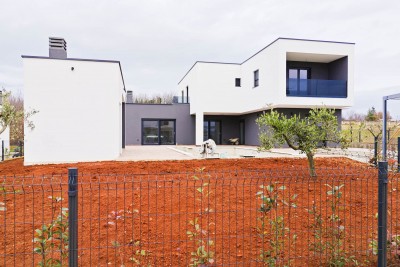 Nova moderna atraktivna kuća sa bazenom u okolici Poreča