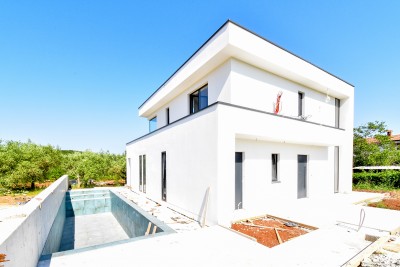 Moderna kuća s bazenom i vrhunskom opremom 20