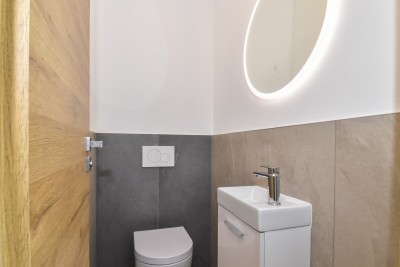 Mediteranska kamena vila s panoramskim pogledom i prostranim dvorištem 15