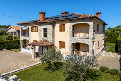 Poreč okolica, kuća s 4 stana i bazenom 8 kilometara do mora 21