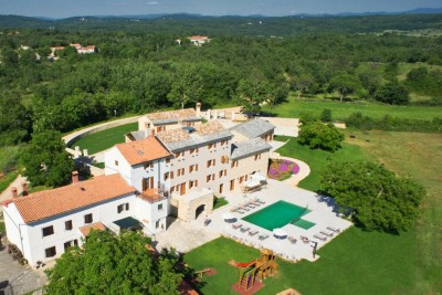 An authentic Istrian estate located on a spacious plot of land 2