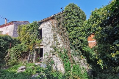 Kamena kuća za adaptaciju ograđena visokim kamenim zidom: Prilika za stvaranje oaze mira i privatnosti 5