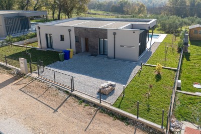 Moderna prizemnica s bazenom na mirnoj lokaciji 29