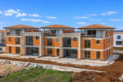 Mediterranes Endreihenhaus mit Garten – ruhige Lage, 2 km vom Meer und dem Zentrum von Poreč entfernt - in Bau