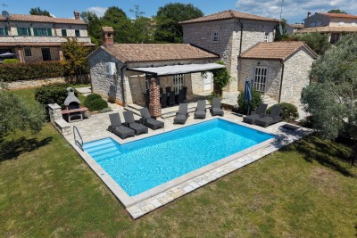 Charmante Steinvilla mit Pool und Panoramablick auf das Meer