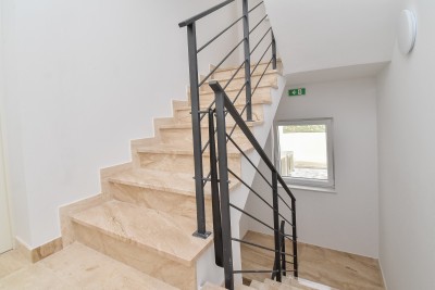 Modernes Apartment im 1. Stock mit zwei Terrassen mit Meerblick, nur 700 m vom Meer und dem Yachthafen entfernt 26