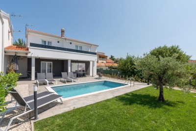 Villa completamente attrezzata con piscina e vista mare vicino a Parenzo e alla spiaggia 3