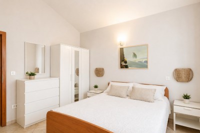 Poreč, prizemnica s bazenom i velikom okućnicom 8