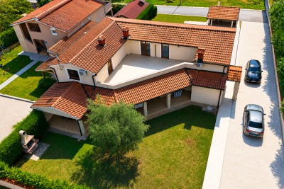 Poreč nei dintorni – ampia casa con 3 appartamenti, grande giardino e potenziale per piscina 3