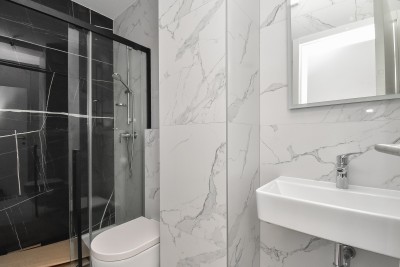 Modernes Apartment im 1. Stock mit zwei Terrassen mit Meerblick, nur 700 m vom Meer und dem Yachthafen entfernt 12