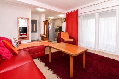 Prostran stan u prizemlju s dvije spavaće sobe i vrtom od 150 m² 3
