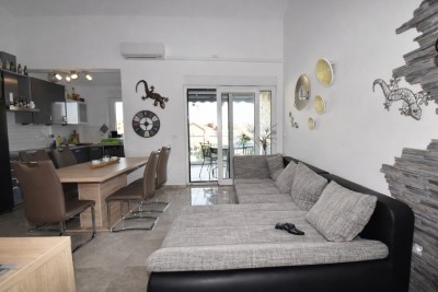 Dvoetažni stan 75,70 m² + dvorište 30 m² | 700 m od mora | podno grijanje | parking 3