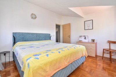 Prostran stan s 3 spavaće sobe i panoramskim pogledom na more, 500 m od mora 24
