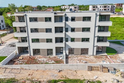 Comfortable apartment on the ground floor with a yard in a new building in an attractive location - under construction 3