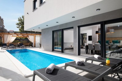 A modern villa with a swimming pool, a sauna and 8 well-equipped bedrooms near the sea