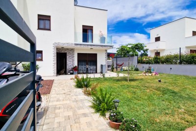 Moderna casa a schiera completamente attrezzata con cortile 1