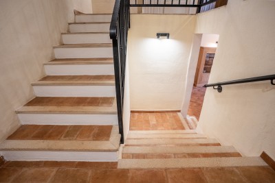 Mediteranska vila s prostranim vrtom i bazenom 28