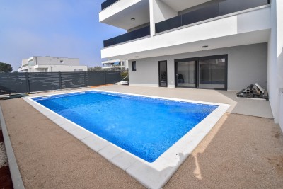 Luksuzan stan u prizemlju s bazenom, 700m od mora i marine 15