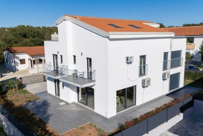 Prostrana dvojna kuća – mirna lokacija nadomak centra Poreča