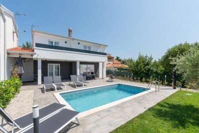 Villa completamente attrezzata con piscina e vista mare vicino a Parenzo e alla spiaggia