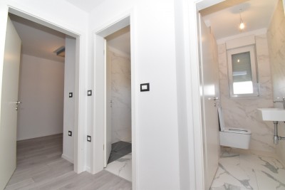 Trosoban stan na 1. katu moderne zgrade – 5 min od Poreča, terasa, parking 9