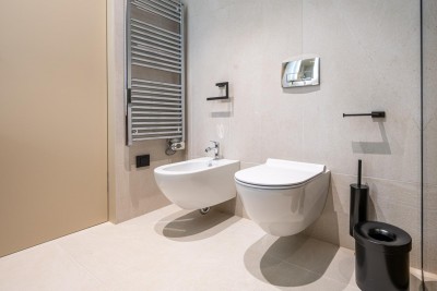 Moderna luksuzna vila s bazenom i panoramskim pogledom na more 32